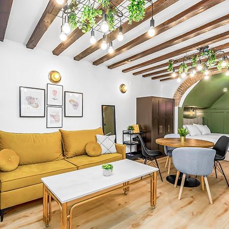 La Bestia Deluxe Studio Apartment ロヴィニ エクステリア 写真