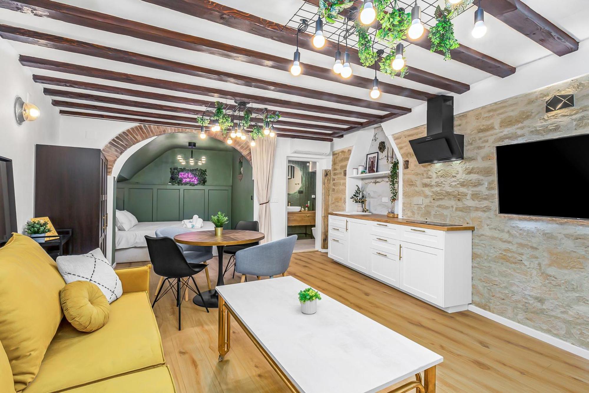 La Bestia Deluxe Studio Apartment ロヴィニ エクステリア 写真